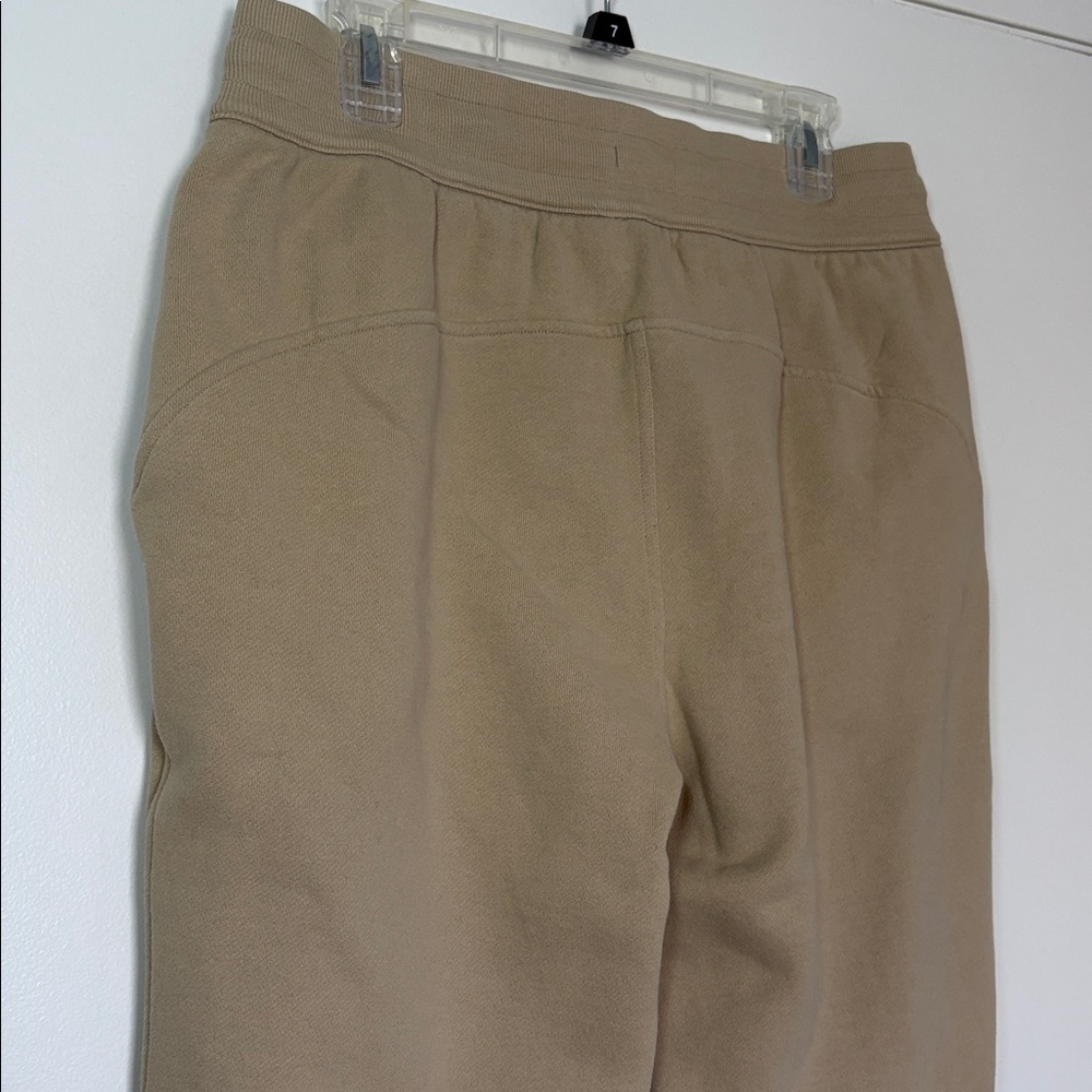 NEW Lululemon Scuba High-Rise Jogger *Fleece 28"
Trench Tan size 12 - Picture 6 of 7